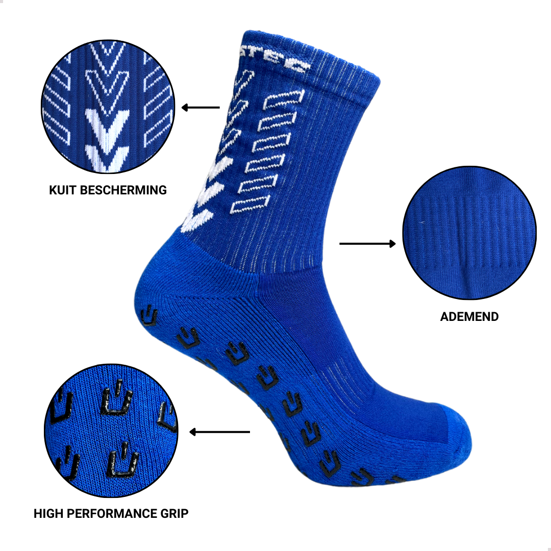 Blauwe Prostec gripsok als essentieel voetbalaccessoire, met focus op kuitbescherming, ademende delen en high grip badges