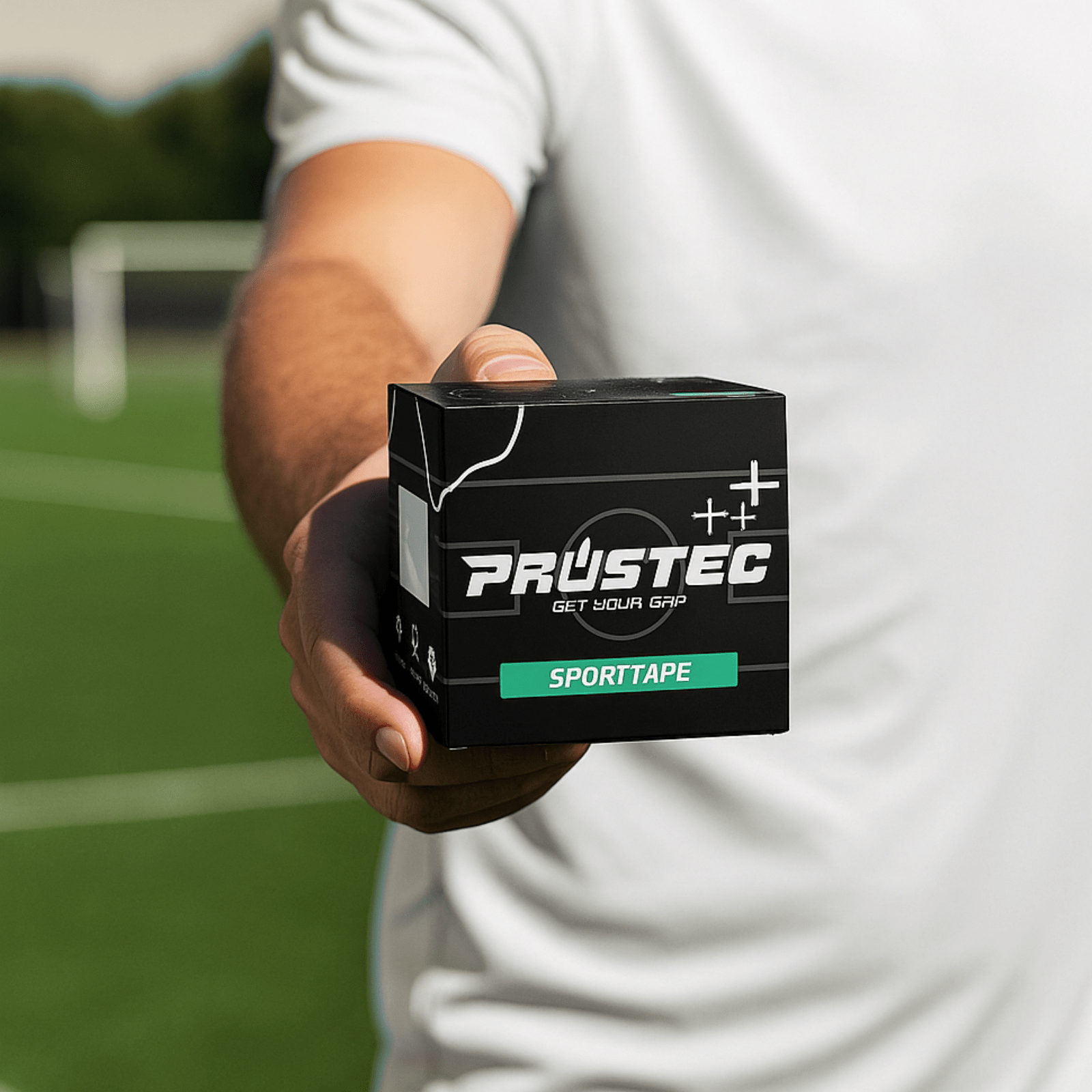 Voetballer presenteert zwarte Prostec Sporttape verpakking, essentieel voetbalaccessoire